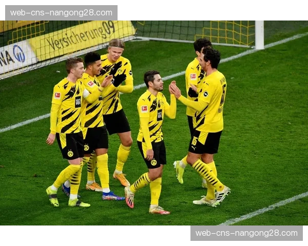 多特蒙德边锋肌肉不适缺席合练，可能影响球队下周的边路进攻部署