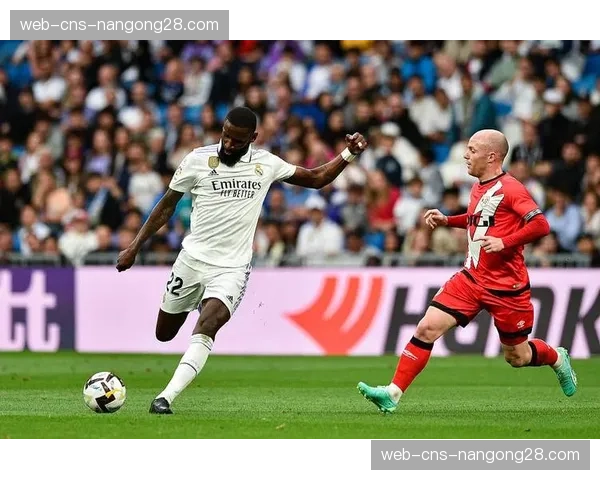 赛前踩场：布雷斯特全队抵达兰斯，主帅称客场目标保平争胜