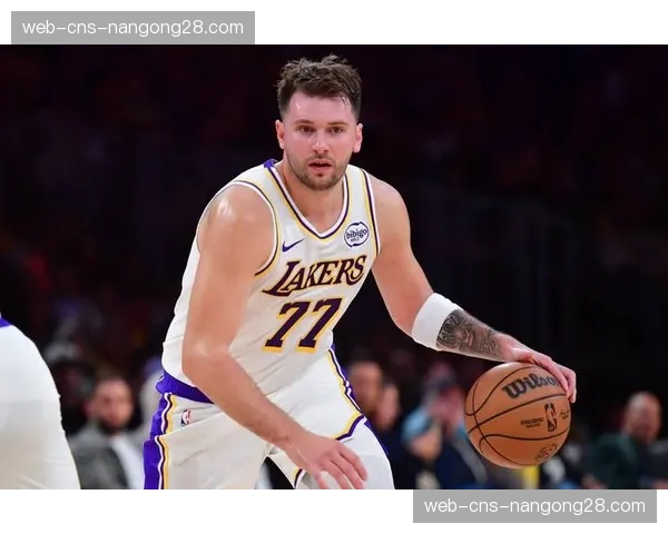 场边视角：卢卡·东契奇大声指挥队友跑位，破解热火突然的区域防守