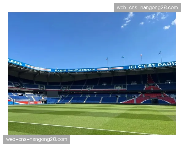 王子公园球场数据屏：实时显示巴黎74%控球率压制利物浦